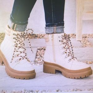 Now‎ or Never NWOB  Panko Lug faux fur cream lace up hiker boot 7.5